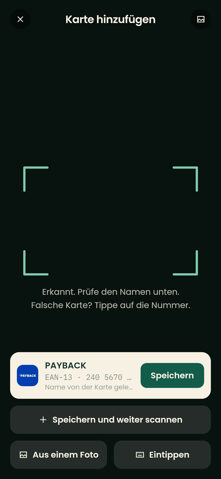 Der Kamerabildschirm zum Hinzufügen einer Karte, mit einer erkannten PAYBACK-Karte zum Speichern