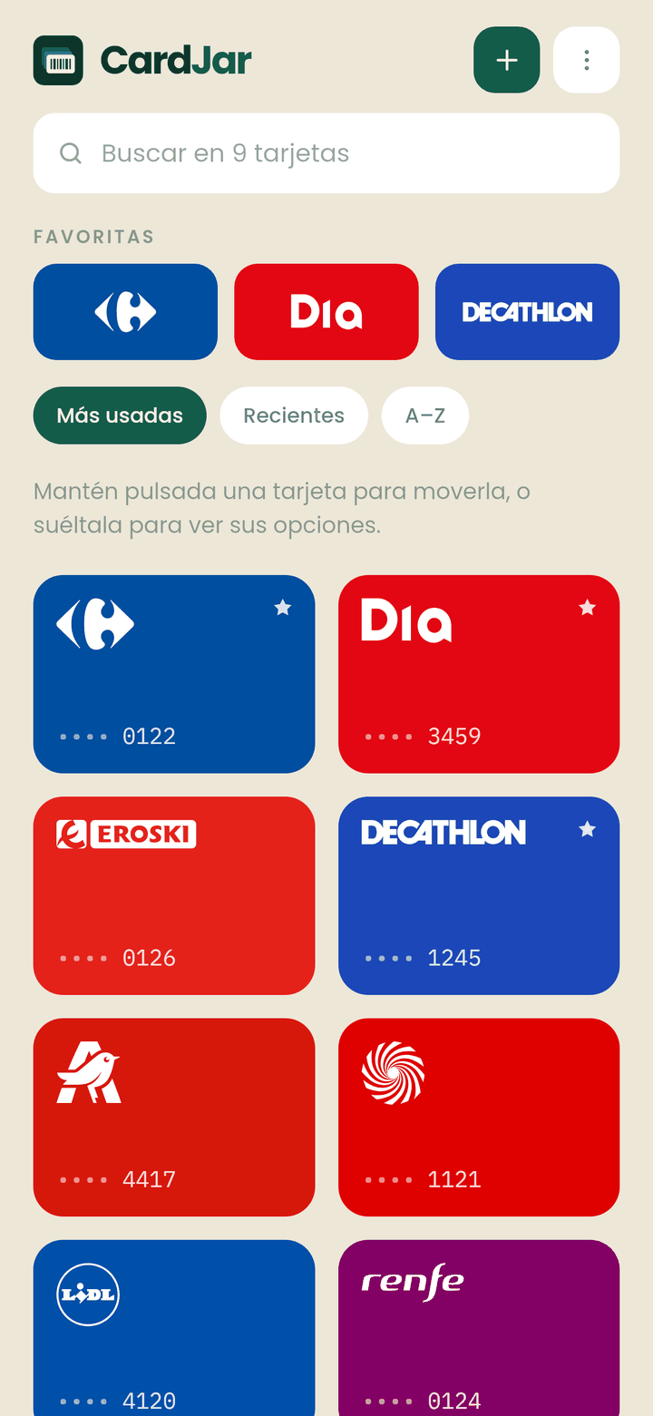 La pantalla principal de CardJar: una cuadrícula de tarjetas de fidelidad con el color de cada comercio, con Carrefour, Club Dia y Decathlon como favoritas