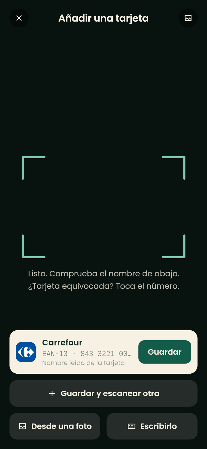La pantalla de cámara para añadir una tarjeta, con una tarjeta Carrefour reconocida y lista para guardar