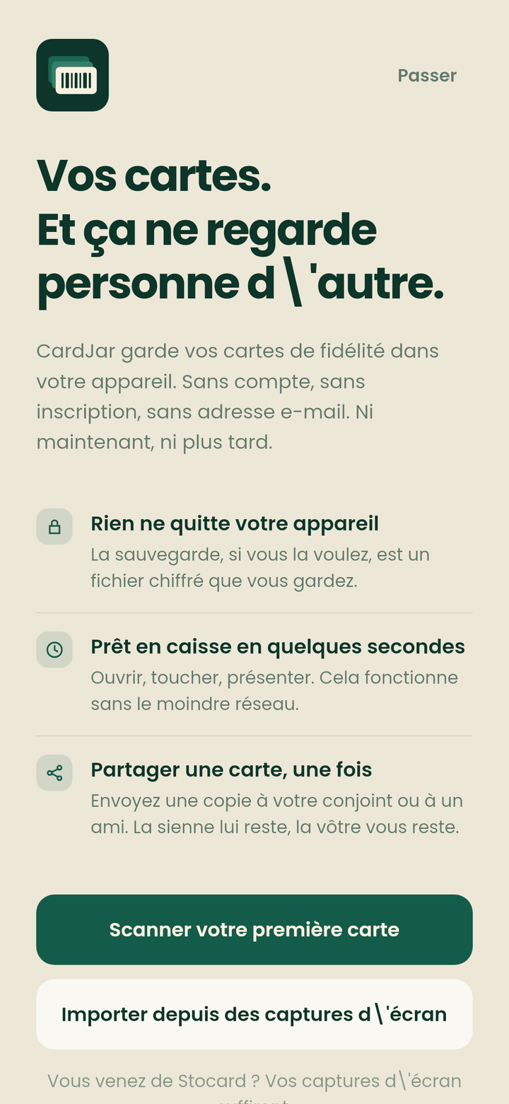 Le premier lancement de CardJar, titré « Vos cartes. Et ça ne regarde personne d'autre. », avec des boutons pour scanner une première carte ou importer des captures d'écran
