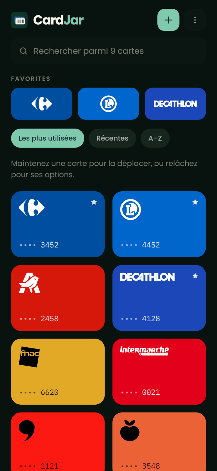 La liste des cartes en mode sombre, les tuiles des enseignes gardent leurs propres couleurs de marque sur un fond presque noir