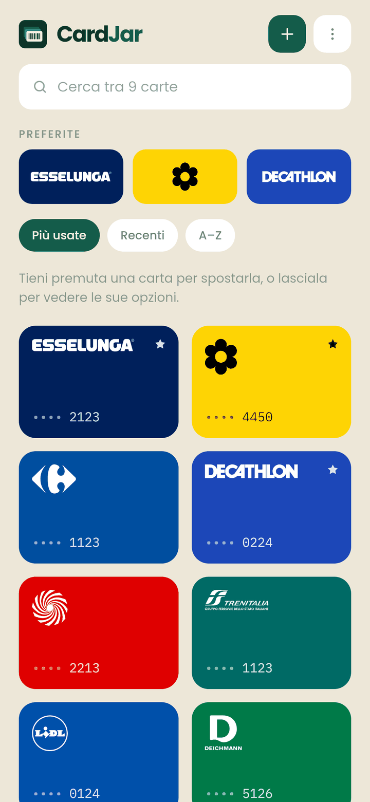 La schermata principale di CardJar: una griglia di carte fedeltà con il colore di ogni insegna, con Esselunga, Conad e Decathlon tra le preferite