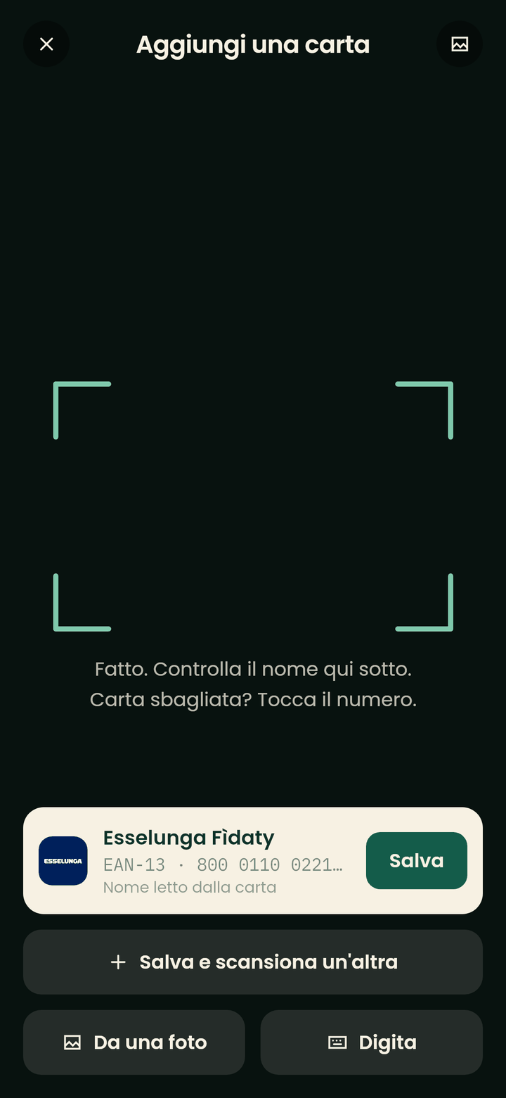 La schermata della fotocamera per aggiungere una carta, con una carta Esselunga Fìdaty riconosciuta e pronta da salvare