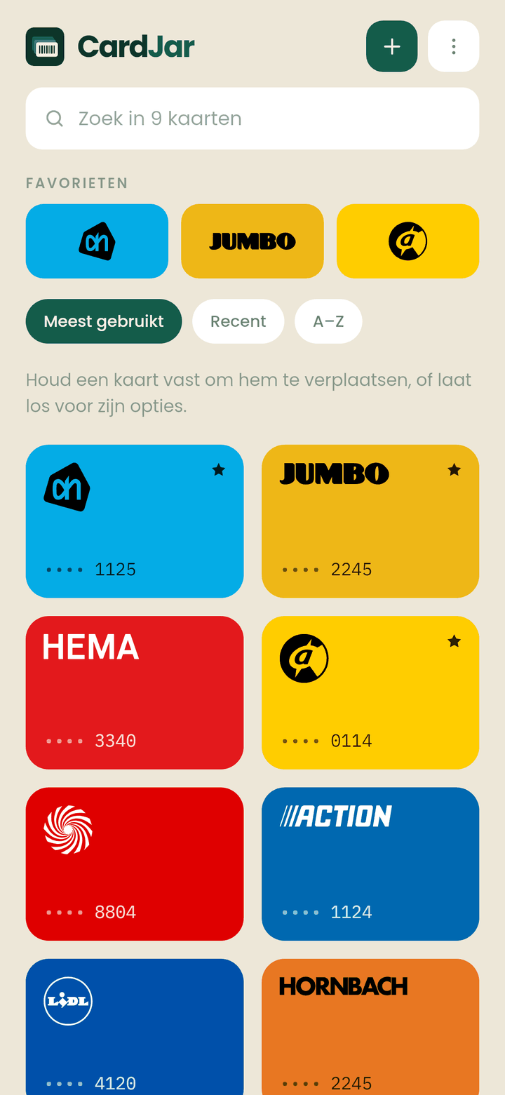 Het hoofdscherm van CardJar: een raster van klantenkaarten in de kleur van elke winkel, met Albert Heijn, Jumbo en de ANWB als favorieten
