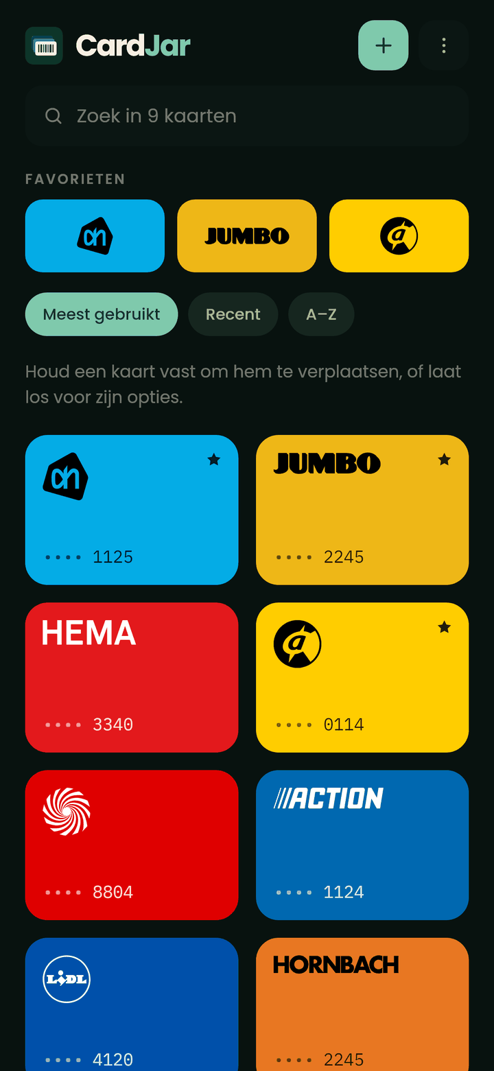 De kaartenlijst in donkere modus, de tegels van de winkels houden hun eigen merkkleuren op een bijna zwarte achtergrond