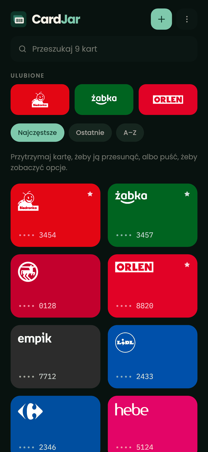 Lista kart w trybie ciemnym, kafelki sieci zachowują własne kolory marek na niemal czarnym tle